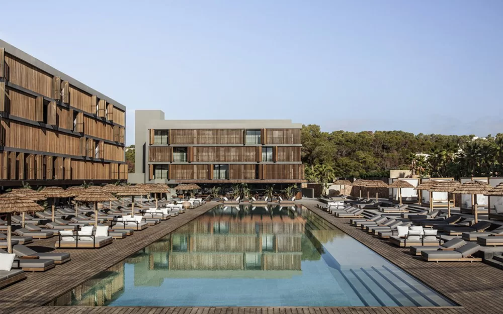 A Missoni retorna ao Oku Ibiza para transformar a principal área de lazer do hotel em um mundo à parte
