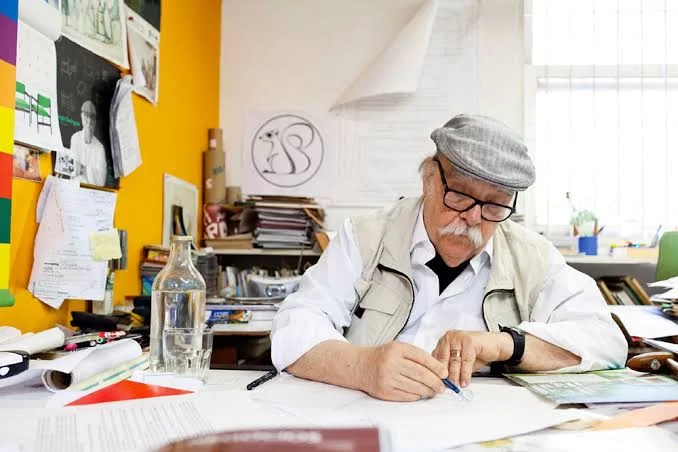 O designer Sérgio Rodrigues trabalhando em sua mesa (Foto: Divulgação)
