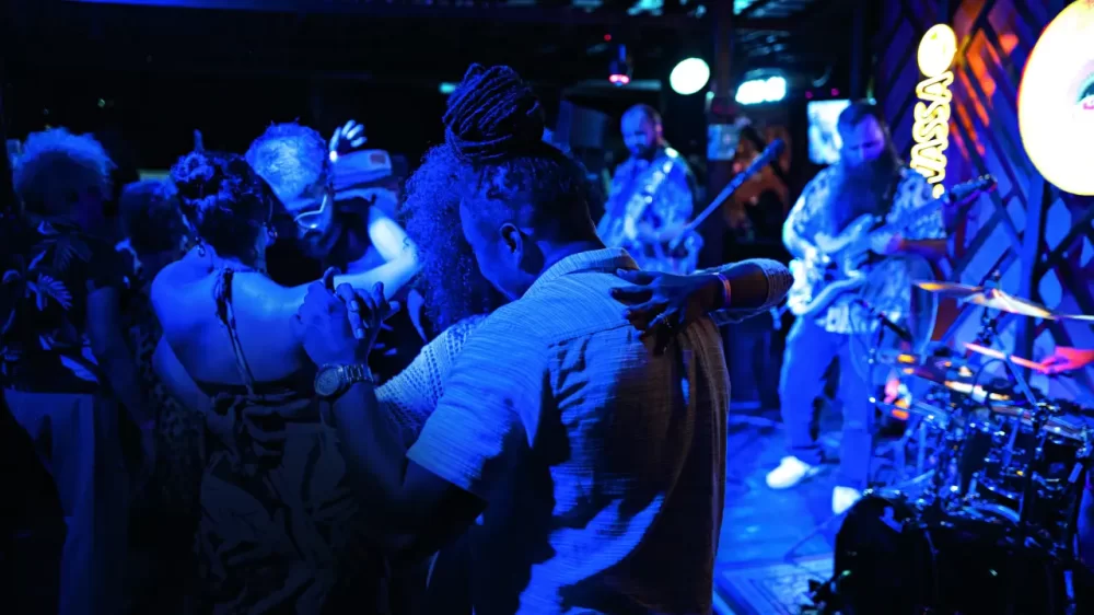 Pessoas dançam na Lambateria no Espaço Cultural Apoena em Belém (Foto:  Alessandro Falco/Veja)