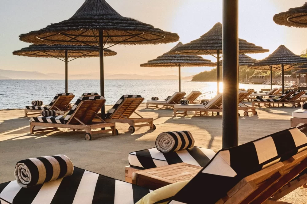 Na costa turca, a grife francesa Jacquemus leva sua estética minimalista e ensolarada para o Mandarin Oriental Bodrum,