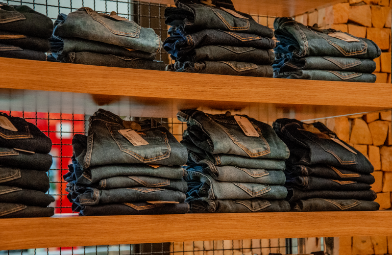 A volta do jeans: sobre um item essencial na moda