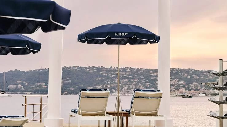 A marca Burberry firmou parceria com o Hotel Belles Rives, na Côte d'Azur