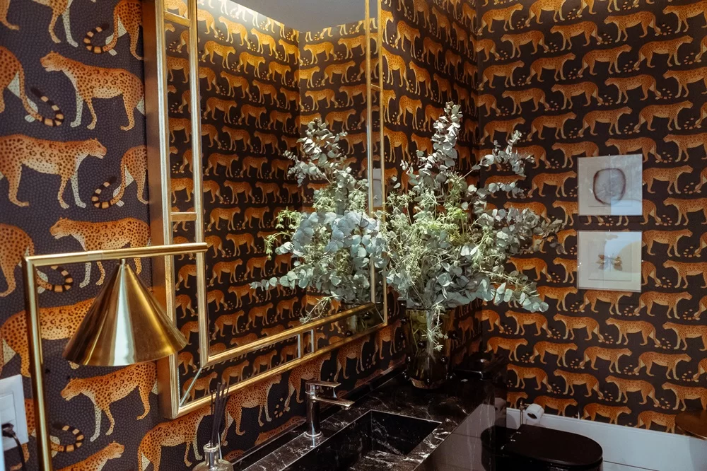 Lavabo tem papel de parede da Hong Decor (Foto: Leonardo Lima)
