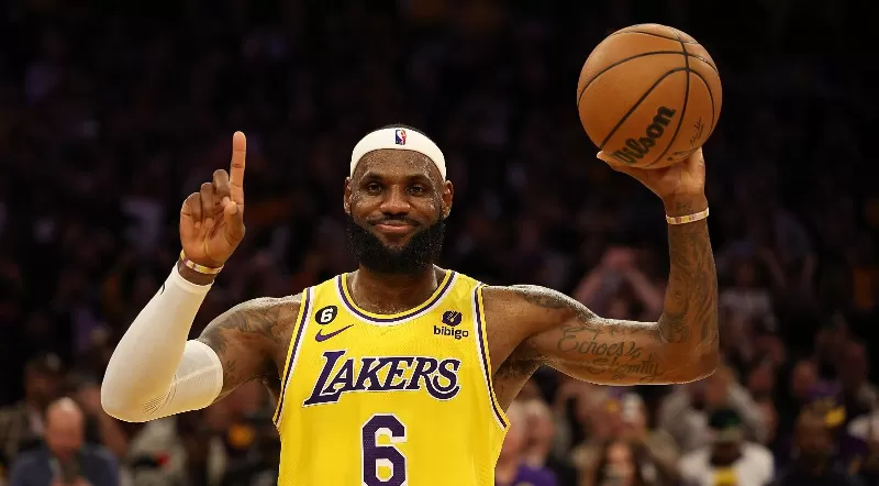 LeBron James iguala recorde histórico de jogos na NBA e se aproxima de marca inédita