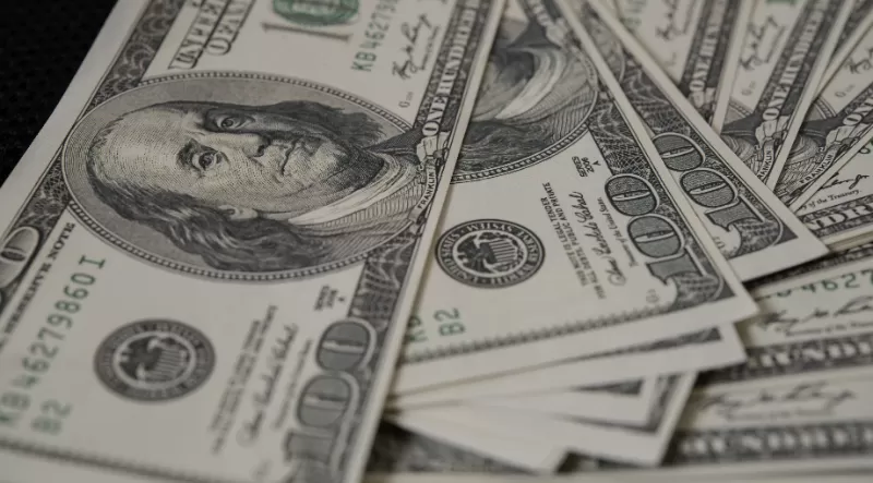 Dólar cai ao menor nível em quase dois anos e Bolsa renova recorde