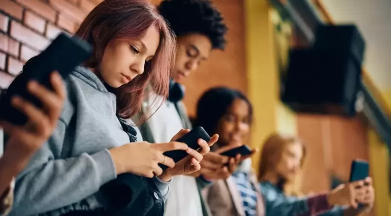 Reino Unido vai proibir redes sociais para menores de 16 anos e avalia restringir IA; entenda