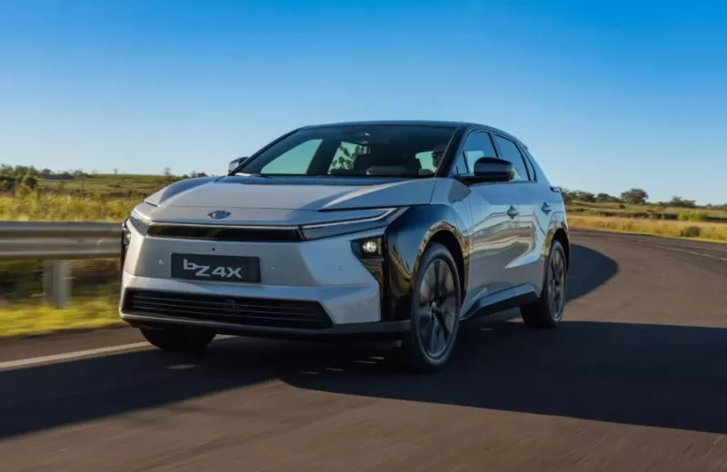 Toyota lança primeiro carro 100% elétrico no Brasil e aposta em estratégia de exclusividade