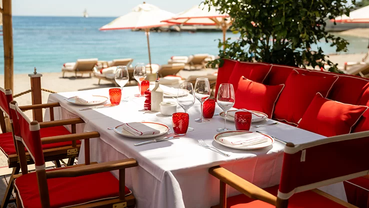 No La Rose des Vents Monte Carlo, para a temporada, a Gucci revestiu o local com a icônica estampa Flora
