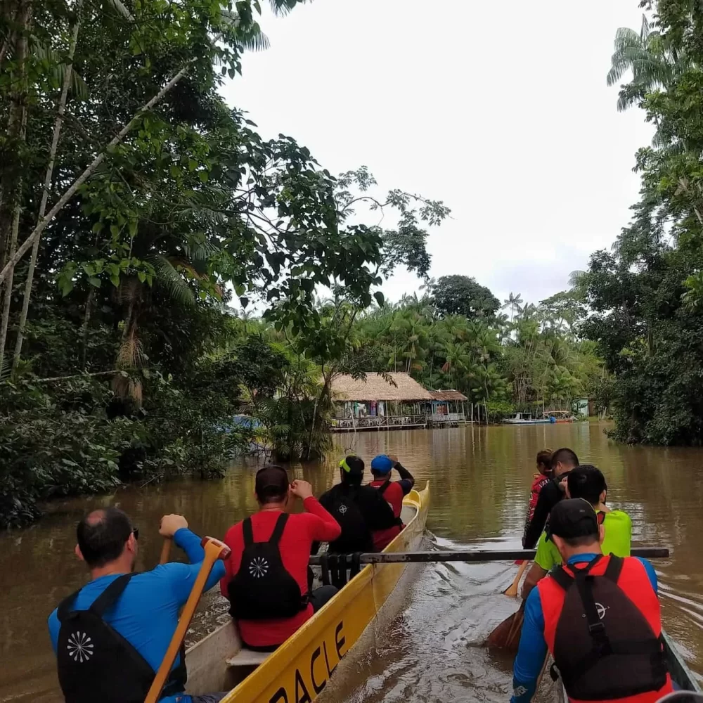 Acorde cedo para remar com os amigos ou a família rumo às ilhas próximo a Belém (Foto: Divulgação)