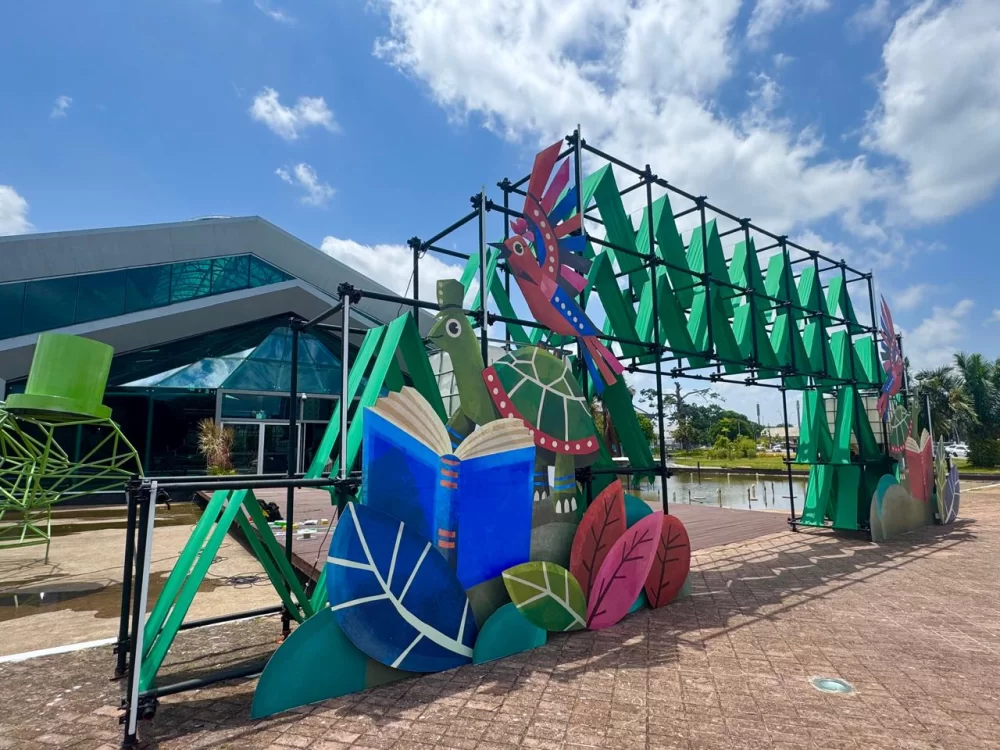 Fachada do Hangar, onde acontece a Feira Pan-Amazônica do Livro e das Multivozes (Foto: Luiz Cláudio Fernandes)