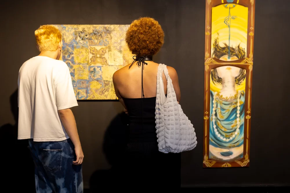 Pessoas visitam exposição no Centro Cultural Banco da Amazônia (Foto: Ana Dias)