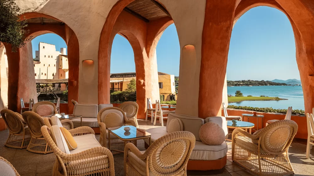 A marca Dolce & Gabbana retornou em 2026 ao Hotel Cala di Volpe, resort em Porto Cervo (Fotos: Divulgação)