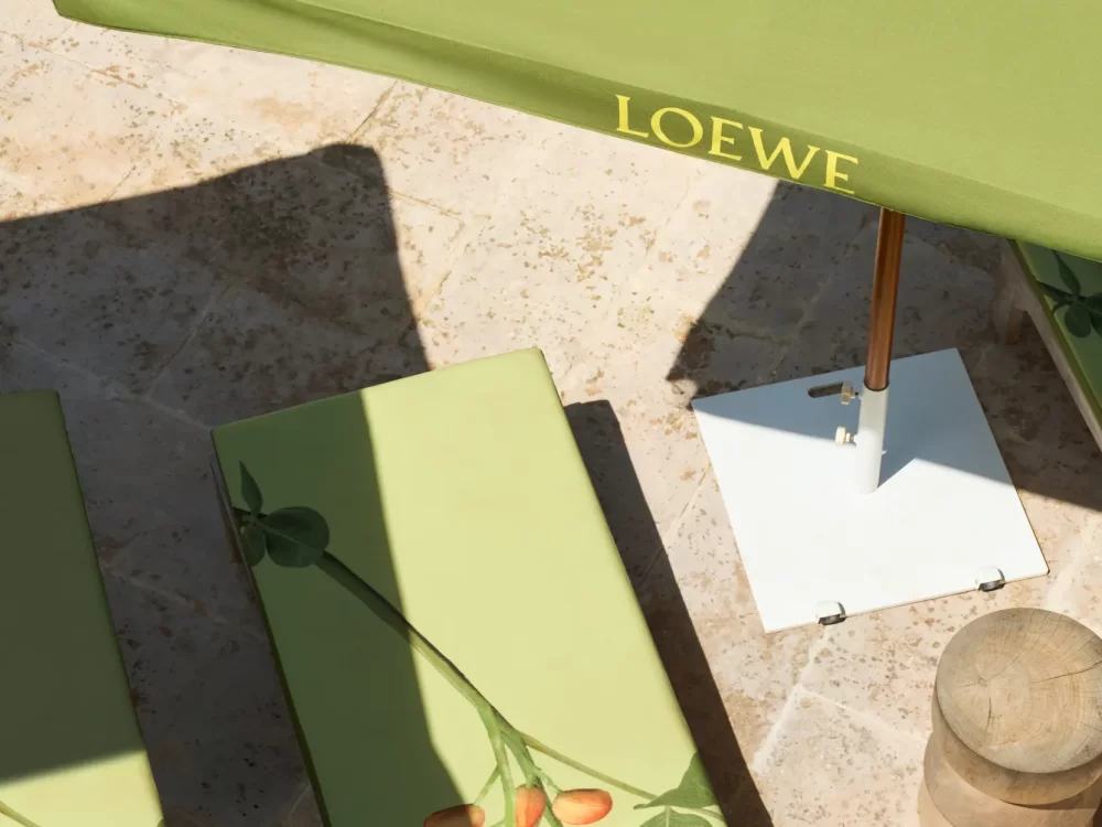 A marca desembarcou no hotel boutique Dunas de Formentera, trazendo sua estética nas estampas, nas espreguiçadeiras e nos guarda-sóis
