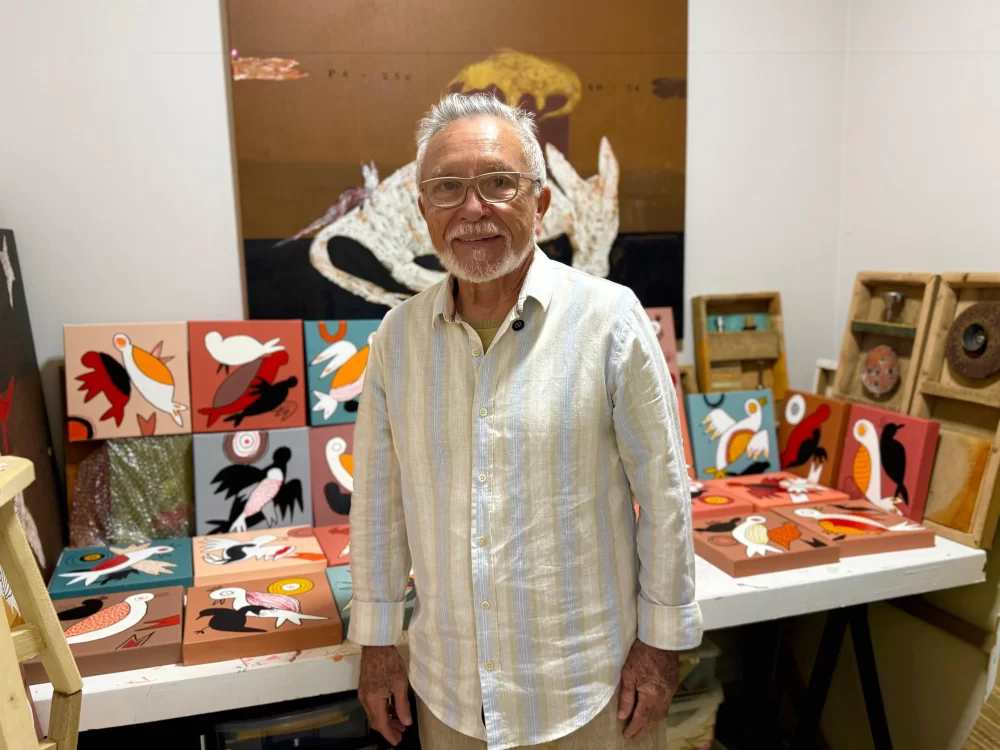 O artista Emanuel Franco e suas obras produzidas exclusivamente para os membros do Clube de Colecionadores Tantas Artes (Foto: Luiz Cláudio Fernandes)