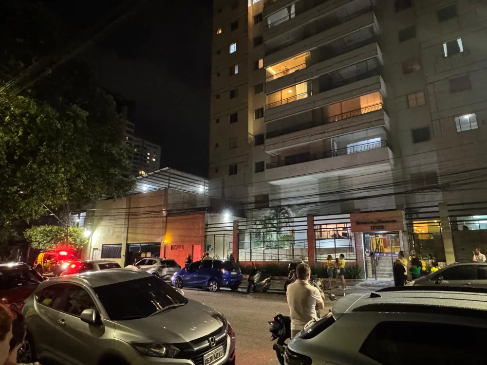 Moradores do Edficio Sports Garden, no bairro Batista Campos, correram para a rua com medo. Bombeiros realizaram vistorias nas estruturas do prédio (Foto: Luiz Cláudio Fernandes)