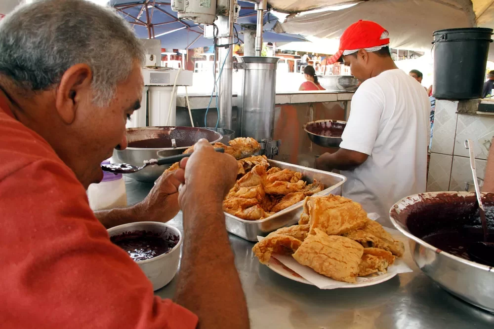 Almoçar peixe frito com açai no Ver-o-Peso é uma verdadeira experiência (Foto: Ary Souza/O Liberal)