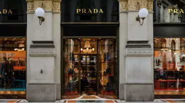 Prada compra Versace por US$ 1,4 bilhão e fortalece o luxo italiano