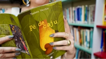 Escritora Thabata Vecchio apresenta livro inspirado em memórias de Belém