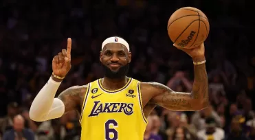 LeBron James iguala recorde histórico de jogos na NBA e se aproxima de marca inédita