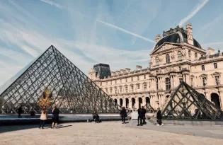 Museu do Louvre reabre Galeria de Apolo após roubo milionário de joias da Coroa Francesa