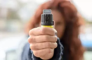 Spray de pimenta para mulheres: entenda a lei que autoriza uso para defesa pessoal