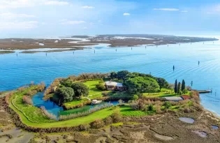 Ilha particular com forte da era napoleônica está à venda na Itália por R$ 33 milhões; veja fotos