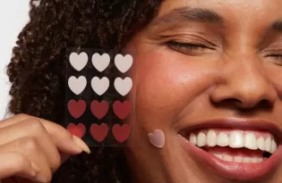 Adesivo para espinha funciona? Entenda como os patches hidrocoloides agem na pele